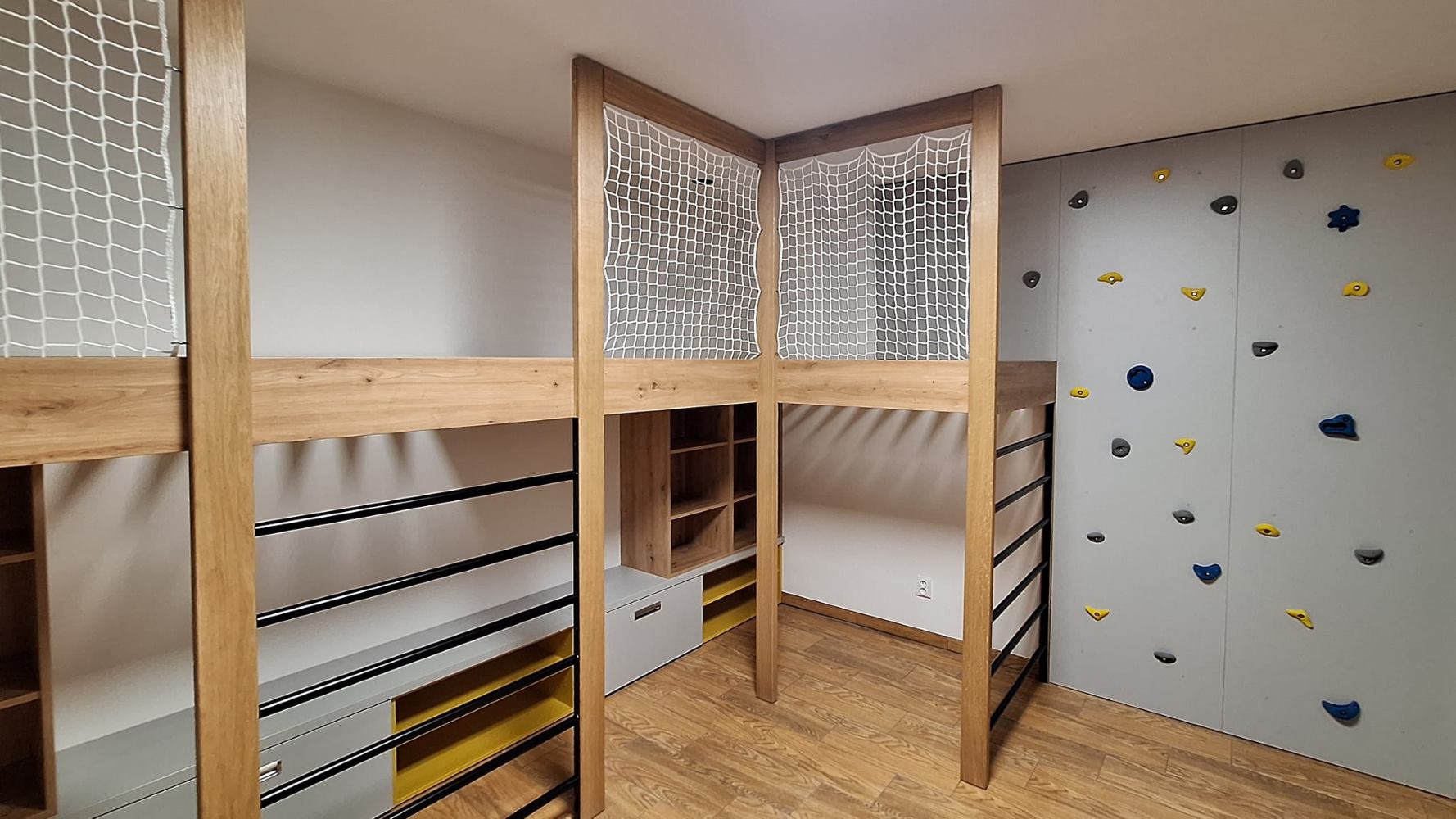 Dětská patrová postel s lezeckou stěnou